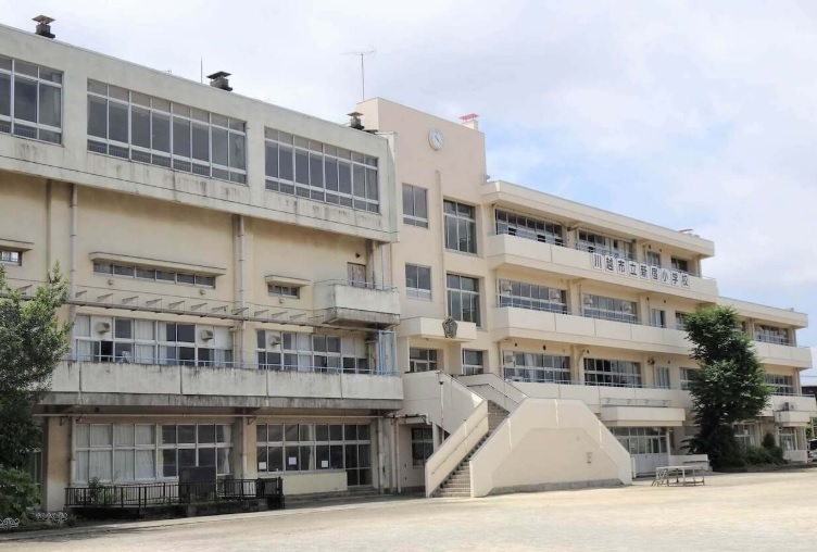 川越市立新宿小学校　徒歩約11分　(約850ｍ)